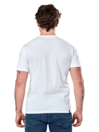 Alpinestars Dot Carbon Csf Tee, Kurzarm-T-Shirt, Weiß, Rückansicht am Modell, getragen mit blauen Denim-Jeans, lässige Motorsport-Streetwear