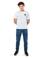 Alpinestars Dot Carbon Csf T-Shirt, Kurzarm-T-Shirt, Weiß, Rundes Astars-Logo in Carbonfaser-Optik, Lässige Motorsport-Streetwear, getragen von einem männlichen Model mit blauen Jeans und schwarzen Sneakern
