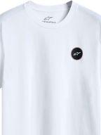 Alpinestars Dot Carbon Csf Tee, Kurzarm-T-Shirt, Weiß, Detailansicht eines runden schwarzen Logos mit Carbon-Optik-Füllung und weißem Stern, interner Nackendruck, lässige Motorsport-Streetwear
