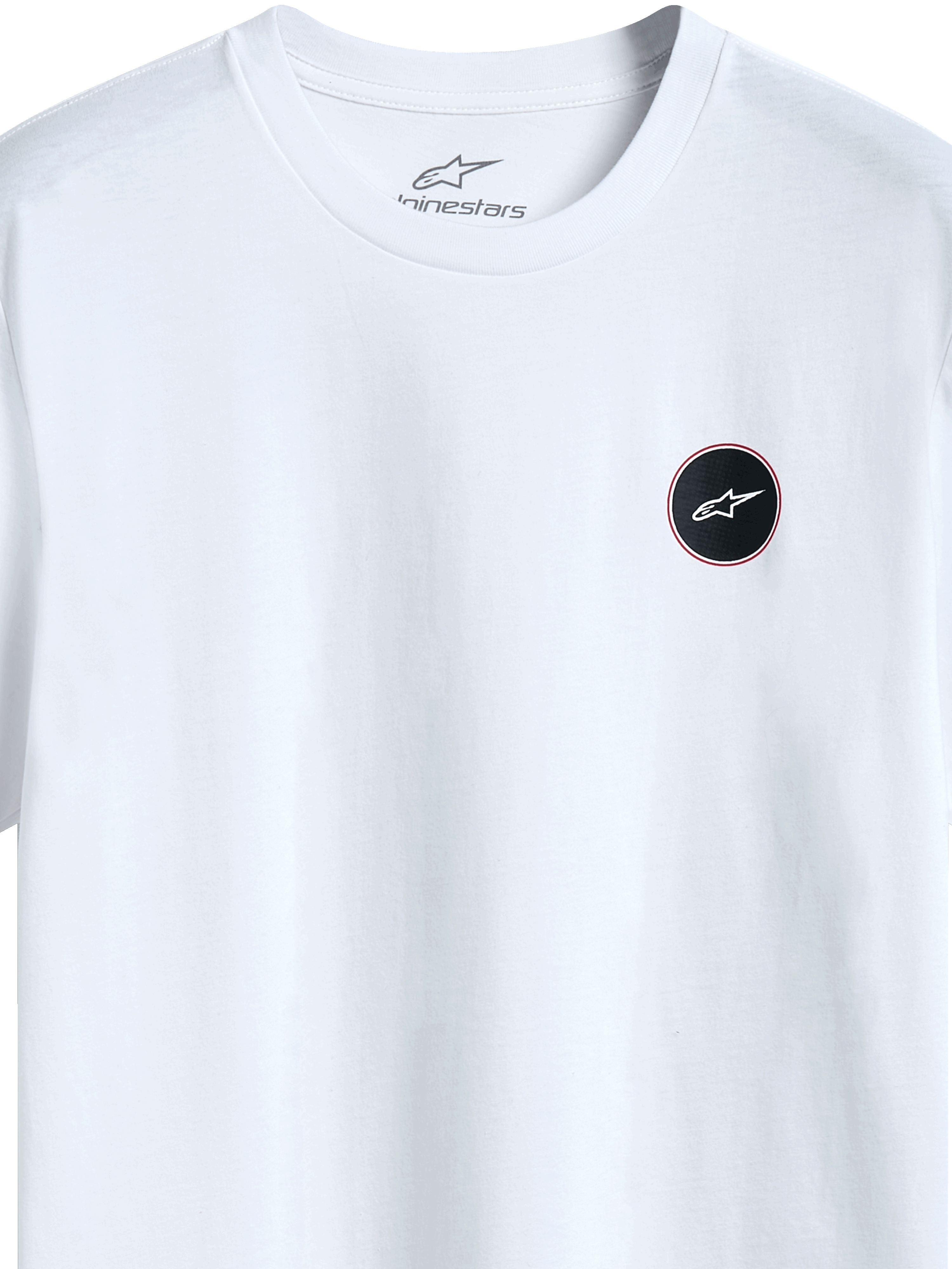 Alpinestars Dot Carbon Csf Tee, Kurzarm-T-Shirt, Weiß, Detailansicht eines runden schwarzen Logos mit Carbon-Optik-Füllung und weißem Stern, interner Nackendruck, lässige Motorsport-Streetwear