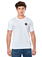 Alpinestars Dot Carbon CSF Tee, weißes Kurzarm-T-Shirt, männliches Model in weißem T-Shirt mit kleinem schwarzen kreisförmigen Logo auf der Brust und blauer Jeans, lässiger Motorsport-Stil