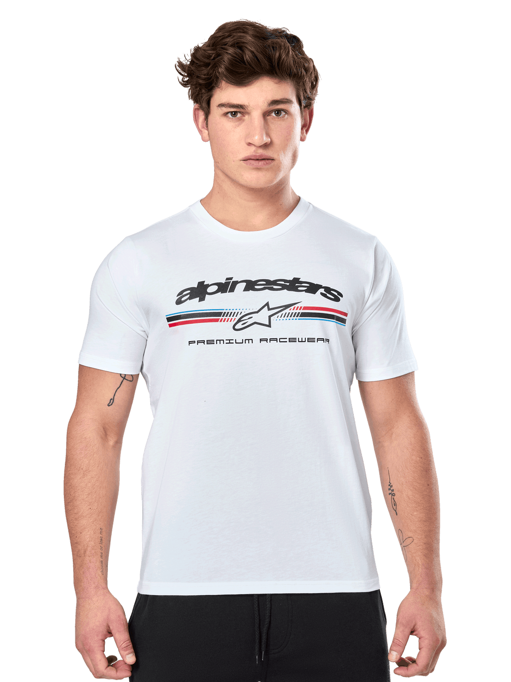 Alpinestars Prevail CSF Tee, weißes Kurzarm-T-Shirt, mit dreifarbigem Streifenlogo im Paddock-Stil, roten und blauen Akzenten, schwarzem Alpinestars-Branding und „Premium Racewear“-Schriftzug, getragen von einem männlichen Model, lässige Motorsport-Bekleidung