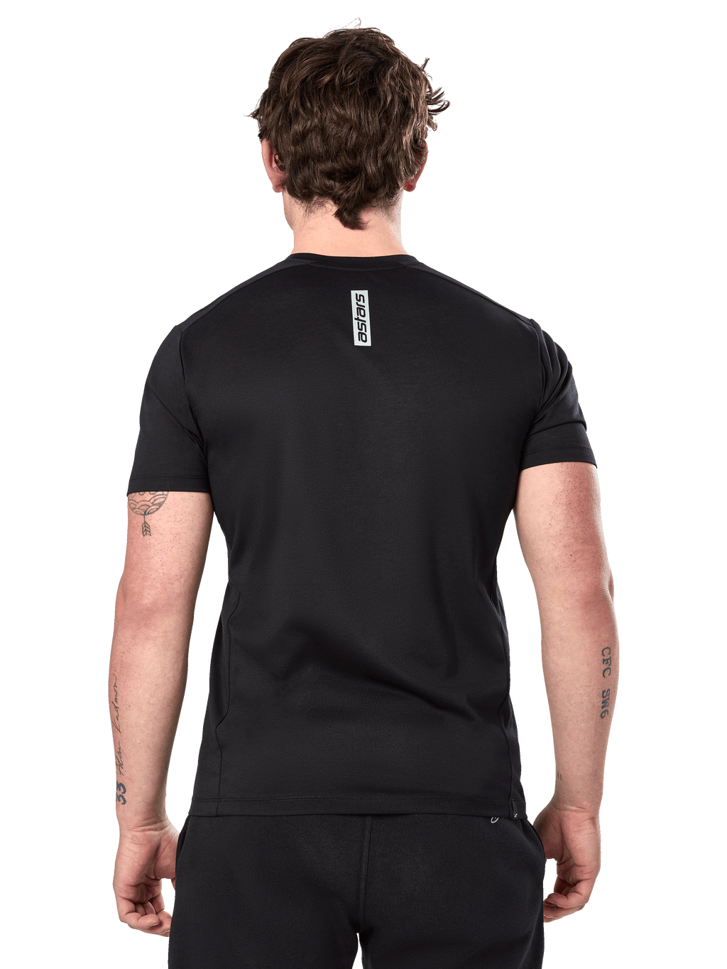 Alpinestars Point Performance Tee, Kurzarm-T-Shirt, Schwarz, Rückansicht eines Mannes mit vertikalem Astars-Schriftzug auf dem oberen Rücken, lässige Performance-Sportbekleidung