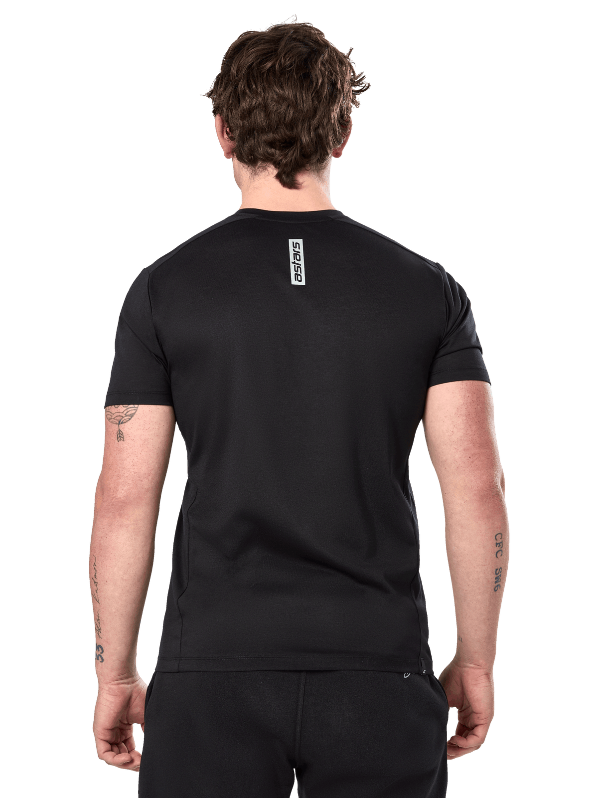 Alpinestars Point Performance Tee, Kurzarm-T-Shirt, Schwarz, Rückansicht eines Mannes mit vertikalem Astars-Schriftzug auf dem oberen Rücken, lässige Performance-Sportbekleidung