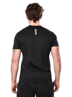 Alpinestars Point Performance Tee, Kurzarm-T-Shirt, Schwarz, Rückansicht eines Mannes mit vertikalem Astars-Schriftzug auf dem oberen Rücken, lässige Performance-Sportbekleidung