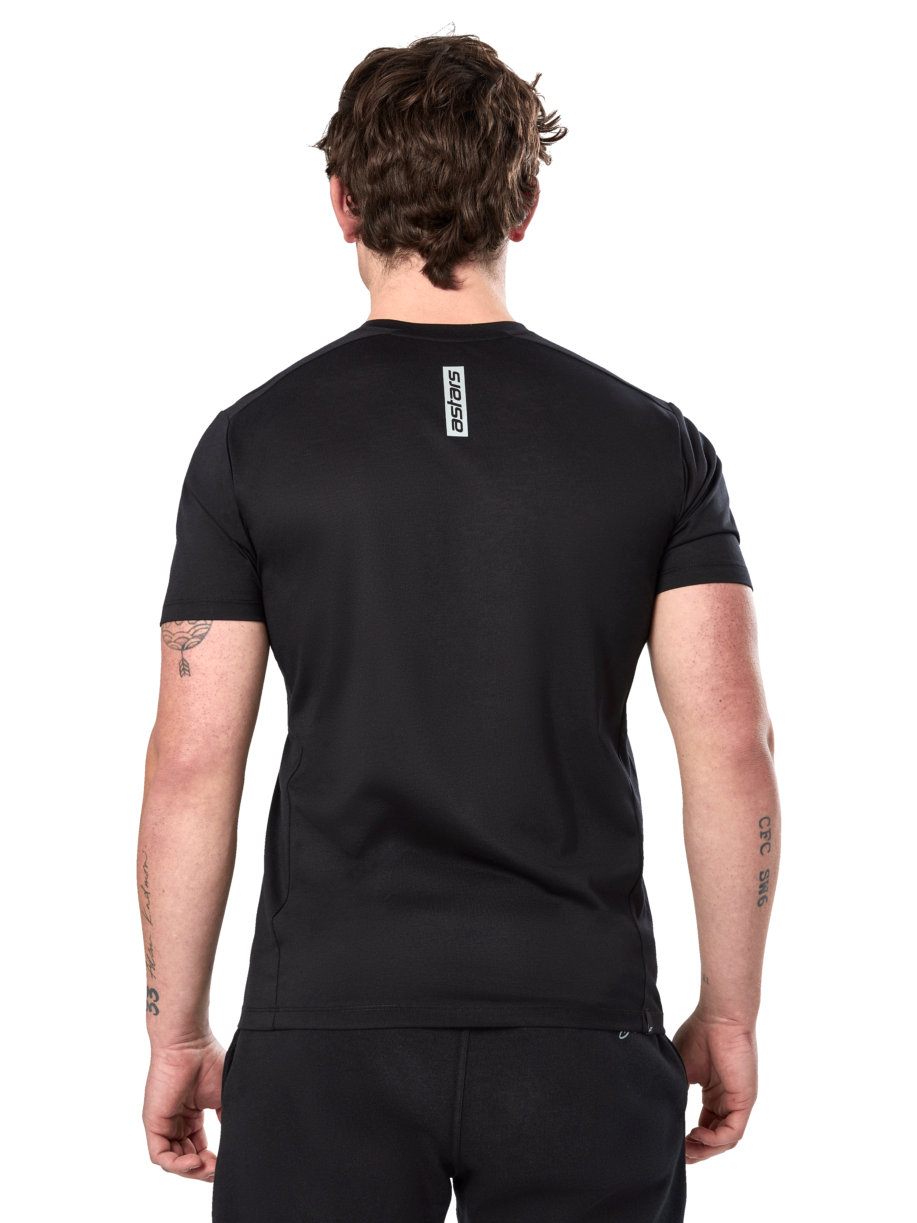 Alpinestars Point Performance Tee, Kurzarm-T-Shirt, Schwarz, Rückansicht eines Mannes mit vertikalem Astars-Schriftzug auf dem oberen Rücken, lässige Performance-Sportbekleidung