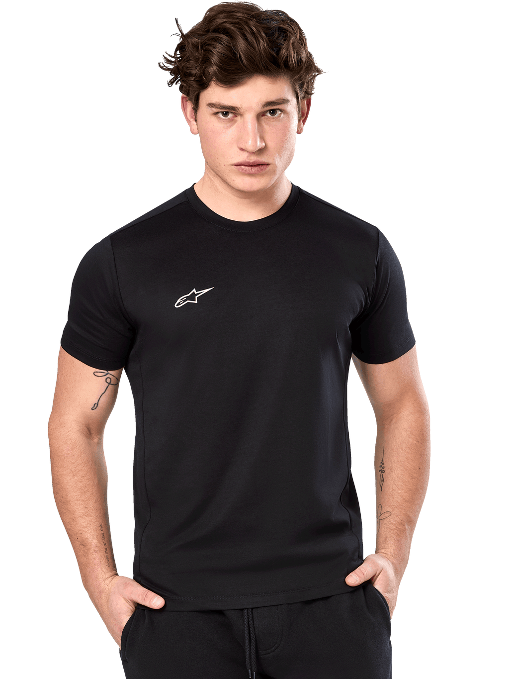Alpinestars Point Performance Tee, Kurzarm-T-Shirt, Schwarz, kleines weißes Alpinestars-Logo auf der Brust, getragen von einem männlichen Model, nachhaltige Performance-Sportbekleidung