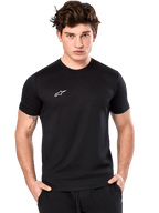 Alpinestars Point Performance Tee, Kurzarm-T-Shirt, Schwarz, kleines weißes Alpinestars-Logo auf der Brust, getragen von einem männlichen Model, nachhaltige Performance-Sportbekleidung