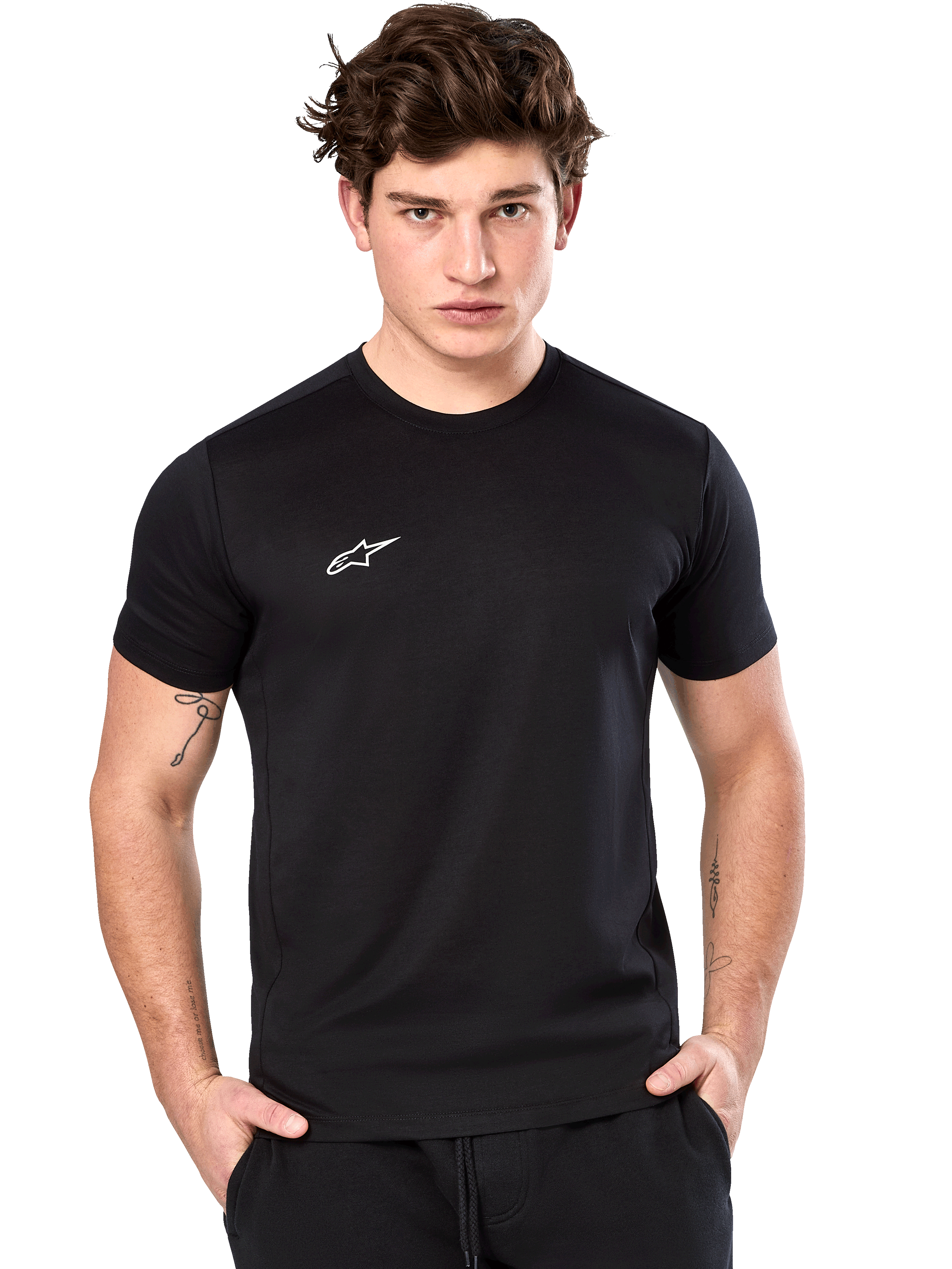 Alpinestars Point Performance Tee, Kurzarm-T-Shirt, Schwarz, kleines weißes Alpinestars-Logo auf der Brust, getragen von einem männlichen Model, nachhaltige Performance-Sportbekleidung