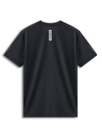 Alpinestars Point Performance Tee, Kurzarm-T-Shirt, Schwarz, Rückansicht mit vertikalem weißem Astars-Logoprint im Nacken, feuchtigkeitsableitende Performance-Sportbekleidung