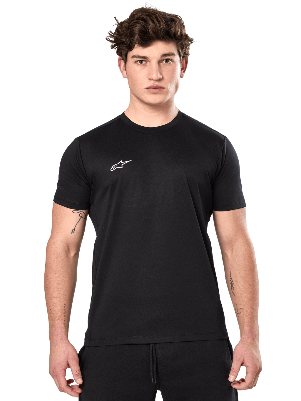 Alpinestars Point Performance Tee, kurzärmeliges Performance-T-Shirt, Schwarz, kleines weißes Alpinestars-Logo auf der Brust, getragen von einem Mann mit Arm-Tattoos, lässige Performance-Sportbekleidung