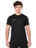 Alpinestars Point Performance Tee, kurzärmeliges Performance-T-Shirt, Schwarz, kleines weißes Alpinestars-Logo auf der Brust, getragen von einem Mann mit Arm-Tattoos, lässige Performance-Sportbekleidung