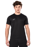 Alpinestars Point Performance Tee, kurzärmeliges Performance-T-Shirt, Schwarz, kleines weißes Alpinestars-Logo auf der Brust, getragen von einem Mann mit Arm-Tattoos, lässige Performance-Sportbekleidung