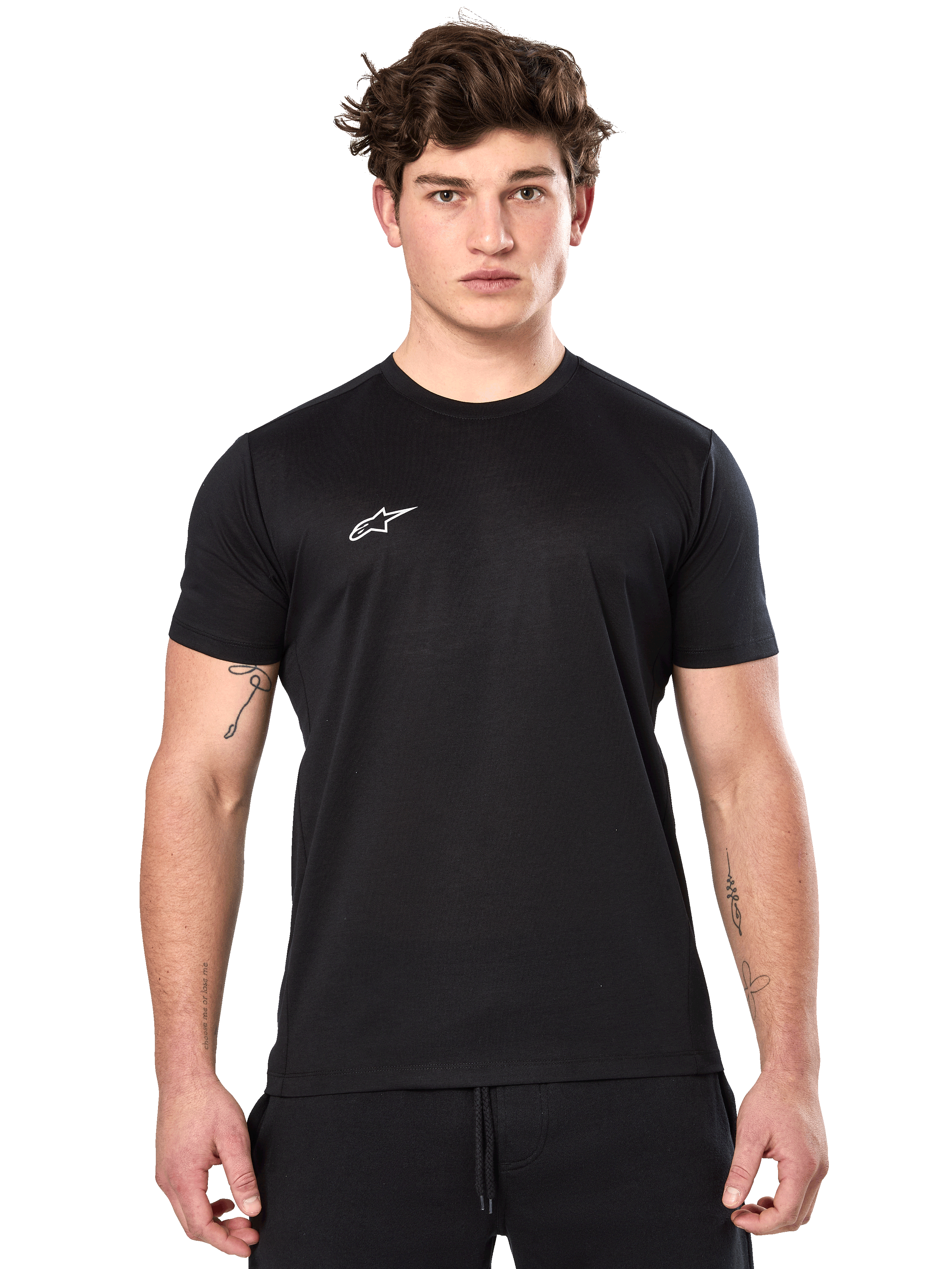 Alpinestars Point Performance Tee, kurzärmeliges Performance-T-Shirt, Schwarz, kleines weißes Alpinestars-Logo auf der Brust, getragen von einem Mann mit Arm-Tattoos, lässige Performance-Sportbekleidung