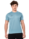Alpinestars Point Performance Tee, Kurzarm-T-Shirt, Hellblau, mit kleinem schwarzen Logo auf der Brust, getragen von einem Modell mit schwarzen Shorts, lässige Performance-Sportbekleidung