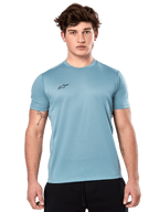 Alpinestars Point Performance Tee, Kurzarm-T-Shirt, Hellblau, mit kleinem schwarzen Logo auf der Brust, getragen von einem Modell mit schwarzen Shorts, lässige Performance-Sportbekleidung