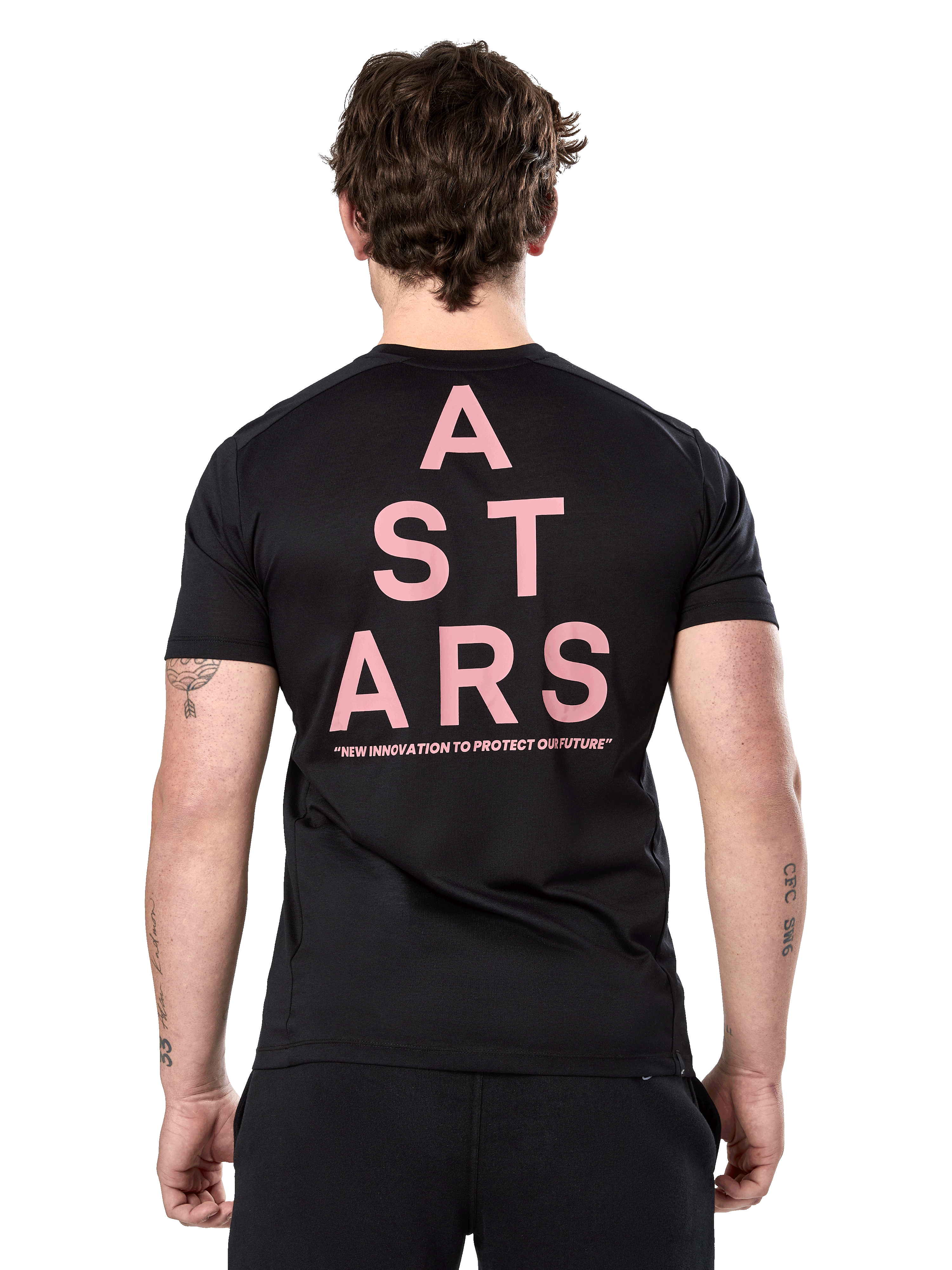 Alpinestars Attrition Performance Tee, kurzärmeliges T-Shirt, Schwarz, Rückansicht mit großer rosafarbener vertikaler ASTARS-Typografie und Slogan, Performance-Sportbekleidung