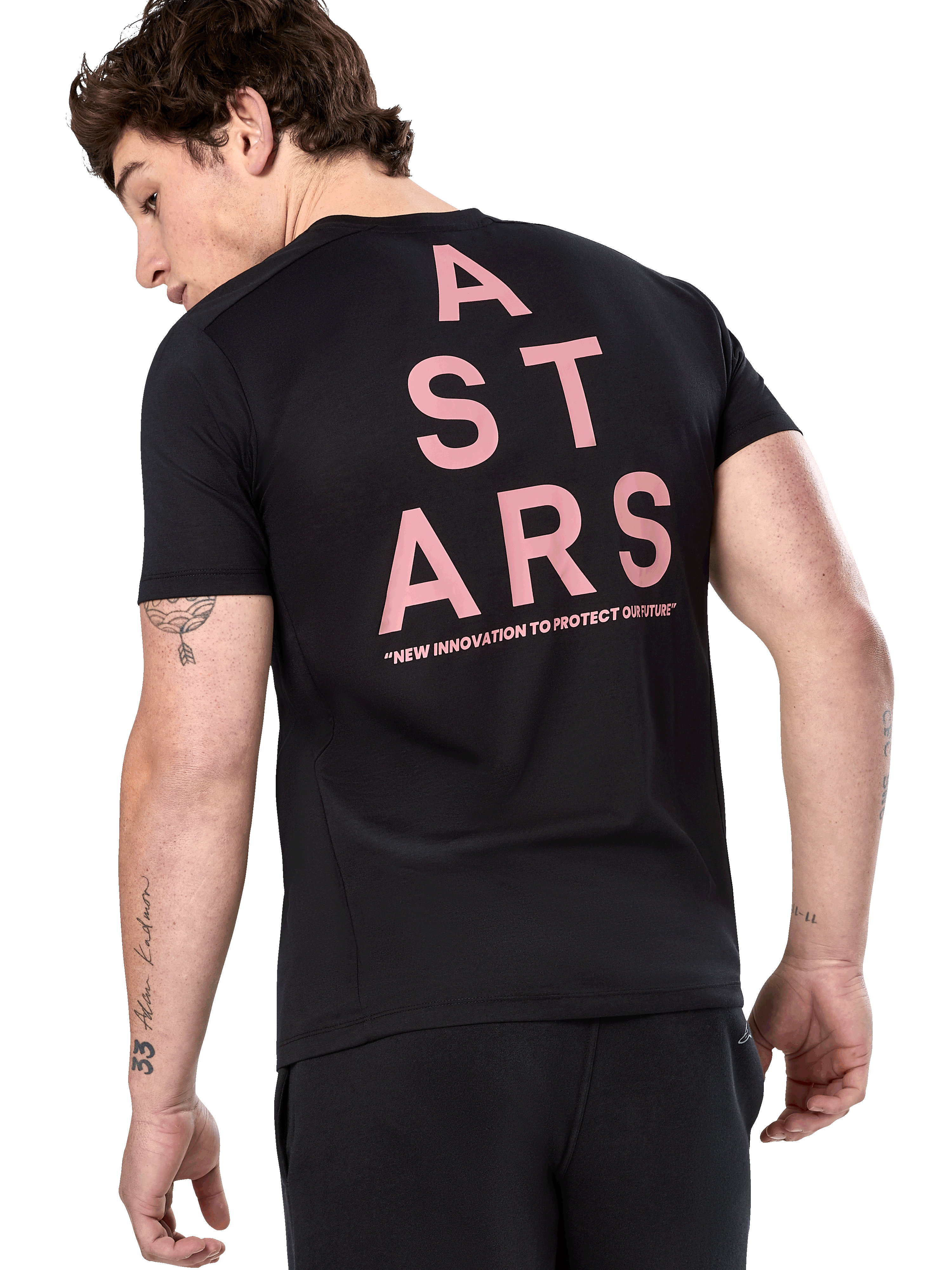Alpinestars Attrition Performance Tee, kurzärmeliges T-Shirt, Schwarz, Rückansicht mit großer pinker vertikaler ASTARS-Grafik und Slogan „NEW INNOVATION TO PROTECT OUR FUTURE“, lässige Performance-Sportbekleidung