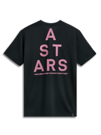 Alpinestars Attrition Performance Tee, kurzärmeliges T-Shirt, Schwarz, Rückansicht mit großer rosa ASTARS-Blockgrafik und „NEW INNOVATION TO PROTECT OUR FUTURE“-Text, nachhaltige Performance-Sportbekleidung