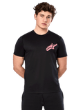 Alpinestars Attrition Performance Tee, kurzärmeliges T-Shirt, Schwarz mit rosa Astars-Logo auf der Brust, getragen von einem männlichen Model, lässige Motorsport-Performance-Bekleidung