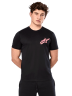 Alpinestars Attrition Performance Tee, kurzärmeliges T-Shirt, Schwarz mit rosa Astars-Logo auf der Brust, getragen von einem männlichen Model, lässige Motorsport-Performance-Bekleidung
