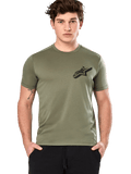 Alpinestars Attrition Performance Tee, Kurzarm-T-Shirt, Hellgrün, schwarzes Astars-Logo auf der Brust, feuchtigkeitsableitendes Funktionsmaterial, Model trägt schwarze Hose, lässige Sportbekleidung