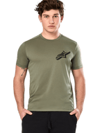 Alpinestars Attrition Performance Tee, Kurzarm-T-Shirt, Hellgrün, schwarzes Astars-Logo auf der Brust, feuchtigkeitsableitendes Funktionsmaterial, Model trägt schwarze Hose, lässige Sportbekleidung