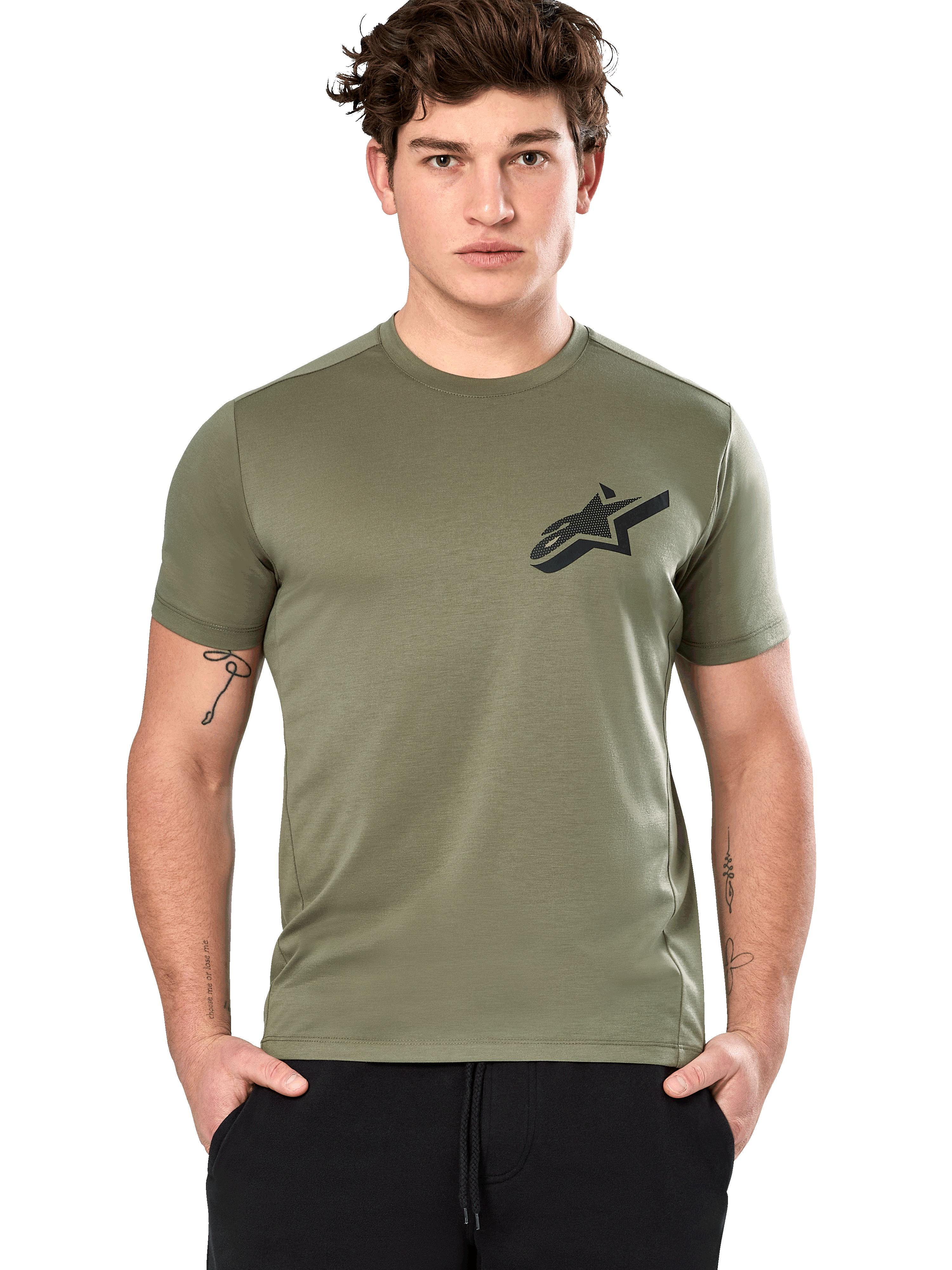 Alpinestars Attrition Performance Tee, Kurzarm-T-Shirt, Hellgrün, schwarzes Astars-Logo auf der Brust, feuchtigkeitsableitendes Funktionsmaterial, Model trägt schwarze Hose, lässige Sportbekleidung