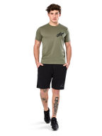 Alpinestars Attrition Performance Tee, Kurzarm-T-Shirt, Hellgrün, mit schwarzem Astars-Logo auf der Brust, getragen mit schwarzen Sport-Shorts und schwarzen Sneakern, Lifestyle-Aufnahme für funktionale Sportbekleidung