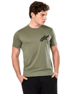Alpinestars Attrition Performance Tee, Kurzarm-T-Shirt, Hellgrün, schwarzes Astars-Logo auf der Brust, getragen von einem Model mit schwarzer Hose, lässige Performance-Sportbekleidung