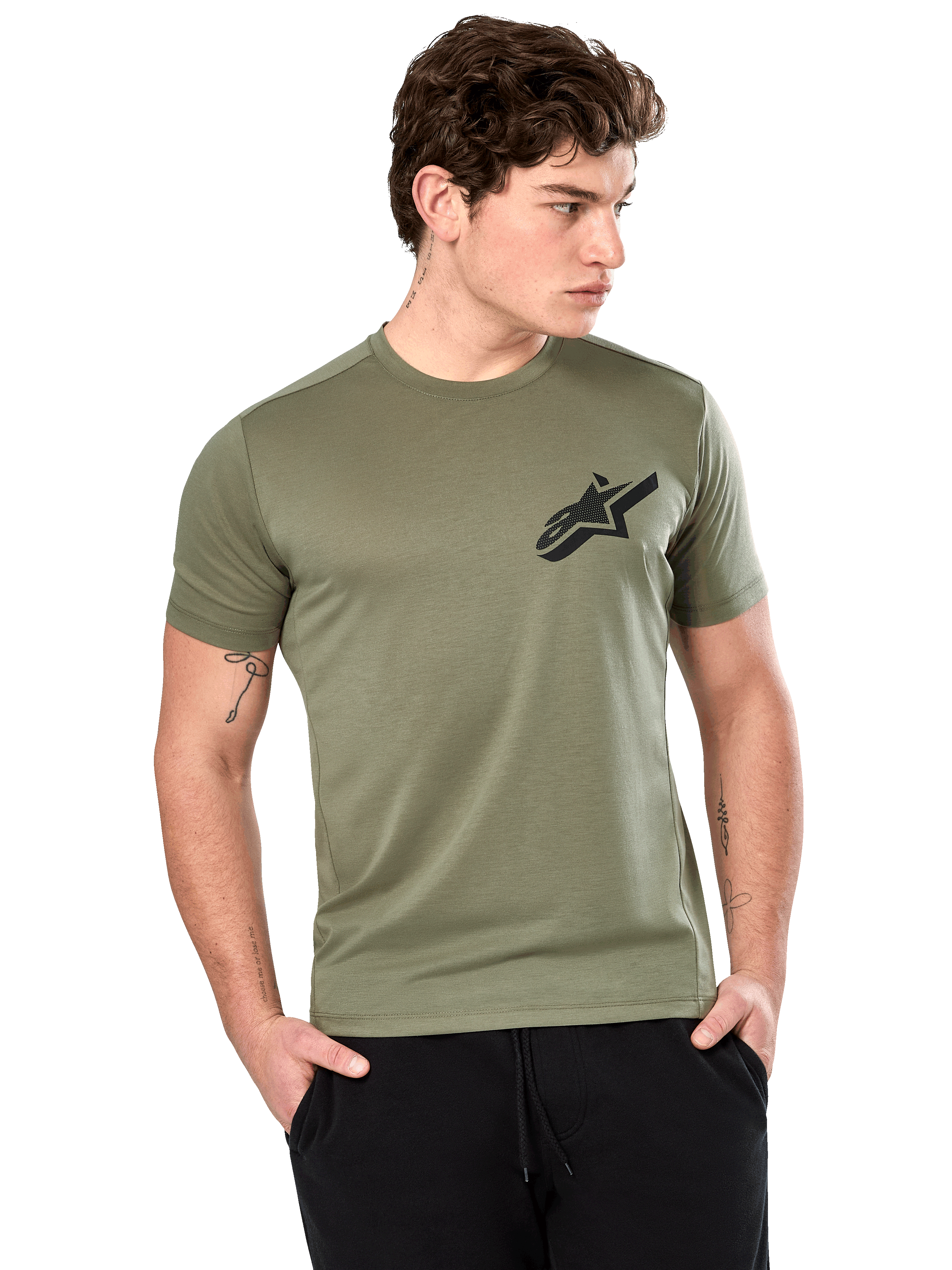 Alpinestars Attrition Performance Tee, Kurzarm-T-Shirt, Hellgrün, schwarzes Astars-Logo auf der Brust, getragen von einem Model mit schwarzer Hose, lässige Performance-Sportbekleidung
