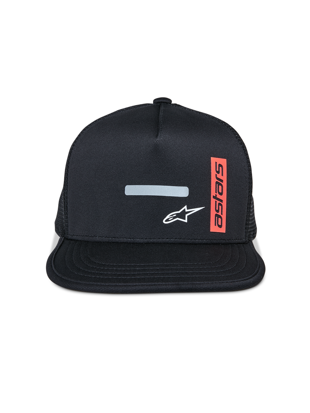 Alpinestars Alter Trucker Hat, Cap mit flachem Schirm, Schwarz mit Mesh-Rückseite, reflektierender Balken vorne und weißes Stern-Logo, vertikales rotes Etikett mit Astars-Schriftzug, lässige Motorsport-Sportbekleidung