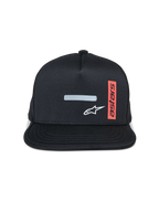 Alpinestars Alter Trucker Hat, Cap mit flachem Schirm, Schwarz mit Mesh-Rückseite, reflektierender Balken vorne und weißes Stern-Logo, vertikales rotes Etikett mit Astars-Schriftzug, lässige Motorsport-Sportbekleidung