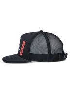 Alpinestars Alter Trucker Hat, Seitenansicht, Schwarz, flacher Schirm mit eingefasster Kante, strukturierte Krone mit Mesh-Rückseite, roter vertikaler Astars-Logo-Druck, verstellbarer Schnallenverschluss, lässige Sport-Kopfbedeckung