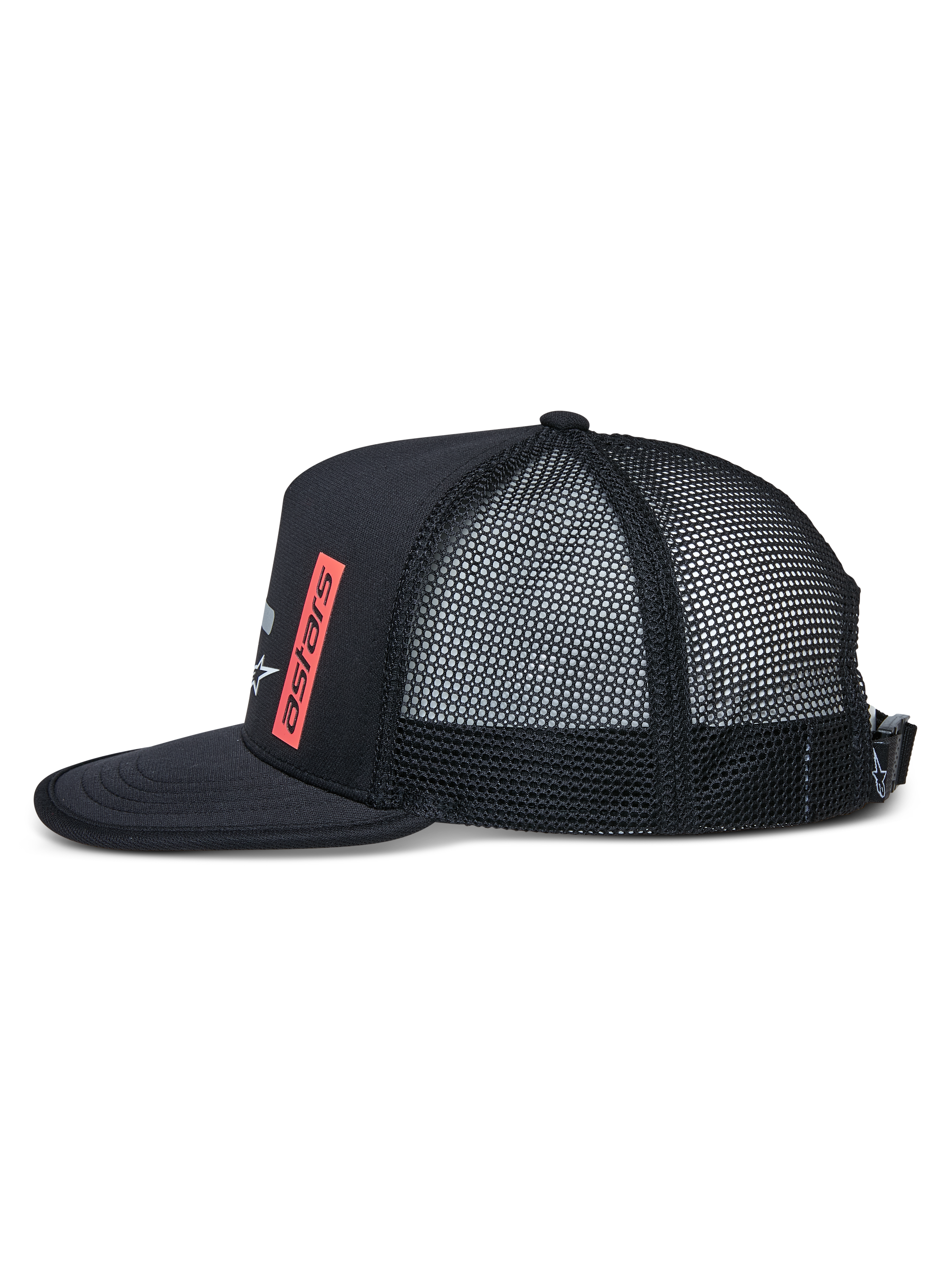 Alpinestars Alter Trucker Hat, Seitenansicht, Schwarz, flacher Schirm mit eingefasster Kante, strukturierte Krone mit Mesh-Rückseite, roter vertikaler Astars-Logo-Druck, verstellbarer Schnallenverschluss, lässige Sport-Kopfbedeckung