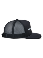Alpinestars Alter Trucker Hat, Schwarz, Seitenansicht, strukturierte Krone und flacher Schirm, Rückseite aus recyceltem Polyester-Netzgewebe, verstellbarer Schnallenverschluss hinten, lässige Sportbekleidung