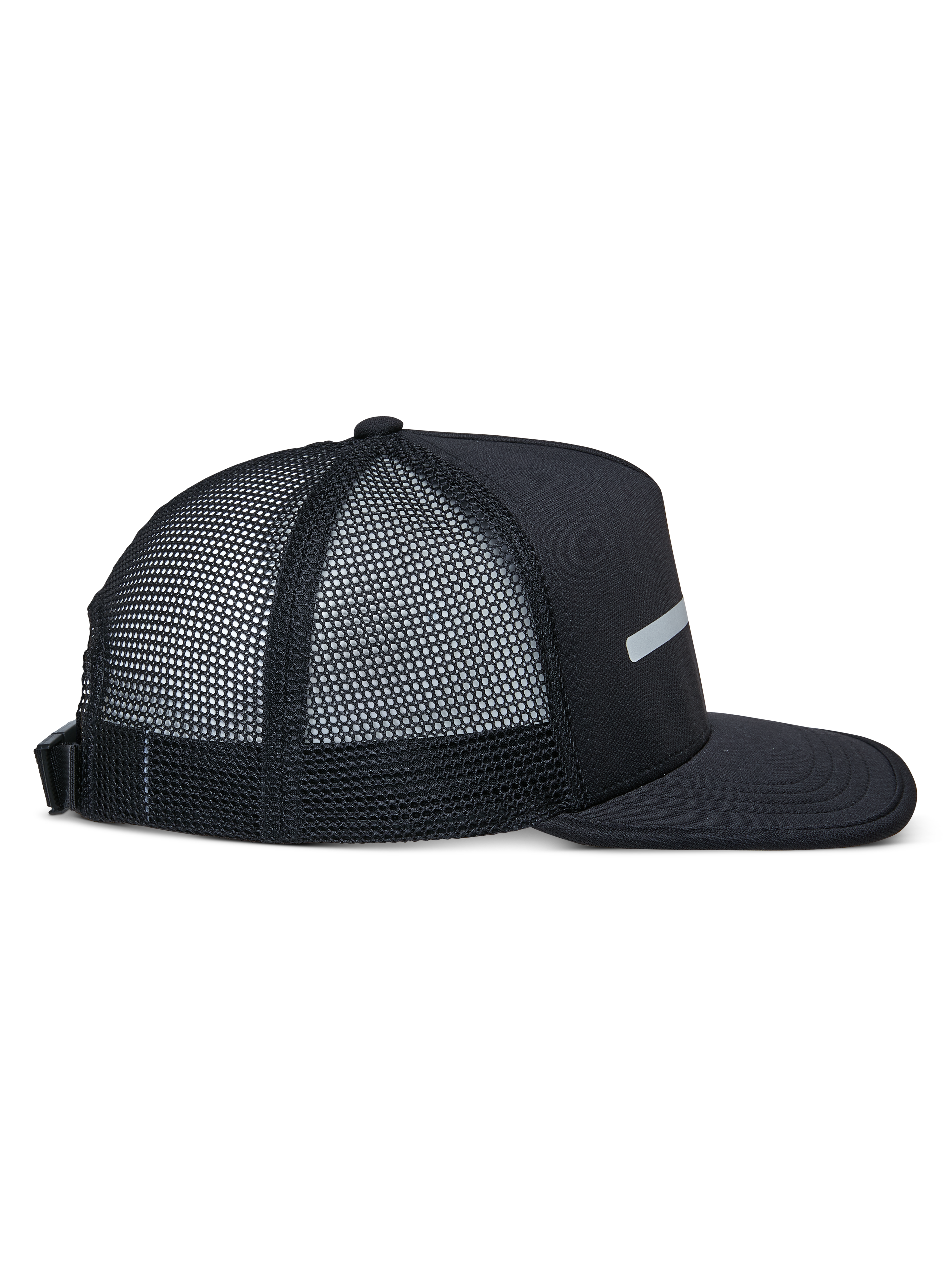 Alpinestars Alter Trucker Hat, Schwarz, Seitenansicht, strukturierte Krone und flacher Schirm, Rückseite aus recyceltem Polyester-Netzgewebe, verstellbarer Schnallenverschluss hinten, lässige Sportbekleidung