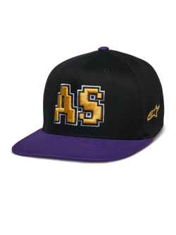 Alpinestars Franchise Hat, Cap mit flachem Schirm, Schwarz und Lila, goldenes 3D-gesticktes AS-Logo mit weißer Umrandung, lila Schirm und oberer Knopf, strukturiertes Flex-Fit-Design