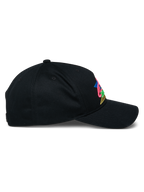 Alpinestars Vivid Cap, schwarze Baseball-Kappe, Seitenansicht mit gebogenem Schirm und halbstrukturierter Krone, farbenfrohes 3D-Sticklogo auf der Vorderseite, lässige Streetwear aus Baumwoll-Twill