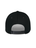 Alpinestars Luminary Mütze, Schwarz, Rückansicht mit verstellbarem Snapback-Verschluss und kleinem gewebten Logo-Etikett, strukturierte Baumwollkrone, lässige, vom Motorsport inspirierte Kopfbedeckung