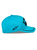 Alpinestars Luminary Mütze, Aquablau, Seitenansicht, gebogener Schirm mit schwarzem Sutache-Besatz, schwarzes flach gesticktes Logo an der Seite, strukturierte Krone, Casual-Motorsport-Kopfbedeckung