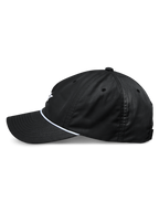Alpinestars Tyler Mütze, schwarze Snapback-Baseballkappe, Seitenansicht, mit gebogenem Schirm und weißem geflochtenem Seilbesatz, unstrukturierte niedrige Krone, aus recyceltem Twill, lässiges vom Motorsport inspiriertes Design