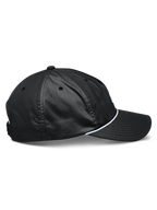 Alpinestars Tyler Mütze, schwarze Snapback-Kappe in der Seitenansicht, gebogener Schirm, weißer geflochtener Seilbesatz, unstrukturierte niedrige Krone, recycelter Polyester-Twill, lässige Sportbekleidung