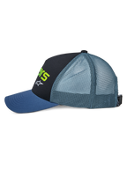 Alpinestars Vital Trucker Mütze, Seitenansicht, mit blauem gebogenem Schirm, schwarzer strukturierter Vorderseite mit neongrüner Schrift und weißem Logo, petrolfarbener Mesh-Rückseite und verstellbarem Schnallenverschluss, lässige Motorsport-Kopfbedeckung