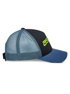 Alpinestars Vital Trucker Hat, Seitenansicht, schwarze Vorderseite mit blauem gebogenem Schirm und hellblauem Mesh-Rückteil, limettengrünes Logo-Detail, strukturierte Krone, lässige vom Motorsport inspirierte Kopfbedeckung
