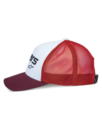 Alpinestars Vital Trucker-Mütze, Seitenansicht, weiße strukturierte Vorderseite mit schwarzem Logo, maronenbrauner gebogener Schirm, orangefarbene Mesh-Rückseite, lässige Sport-Kopfbedeckung