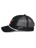 Alpinestars Selica Trucker Hat, Schwarz, Seitenansicht mit gebogenem Schirm und Mesh-Rücken, weiße geflochtene Kordel-Verzierung an der Basis der Krone, weißes seitliches Stickerei-Logo, lässige, vom Motorsport inspirierte Cap