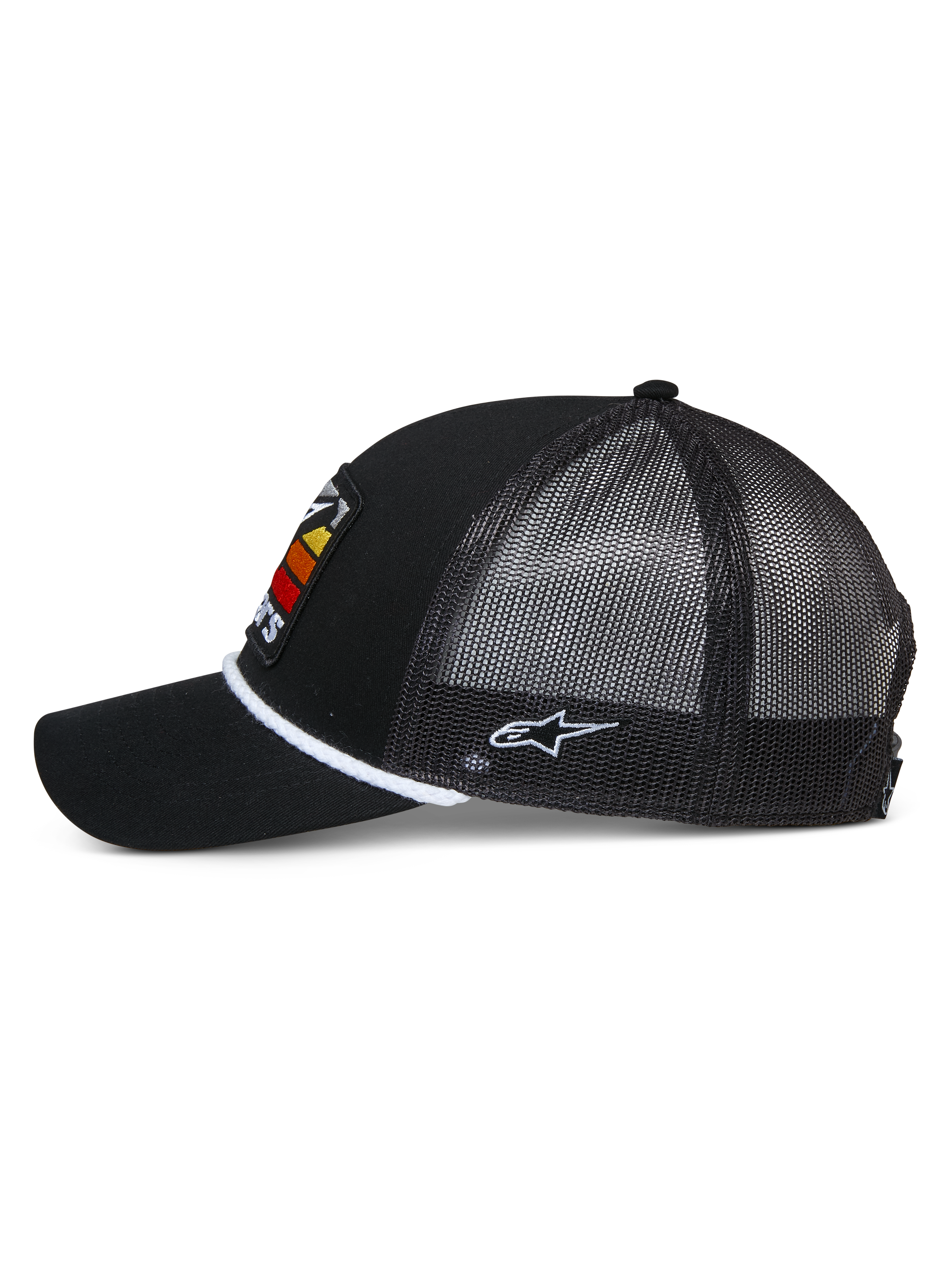 Alpinestars Selica Trucker Hat, Schwarz, Seitenansicht mit gebogenem Schirm und Mesh-Rücken, weiße geflochtene Kordel-Verzierung an der Basis der Krone, weißes seitliches Stickerei-Logo, lässige, vom Motorsport inspirierte Cap