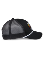 Alpinestars Selica Trucker Mütze, schwarze Trucker Mütze, Seitenansicht mit schwarzen Mesh-Einsätzen, weißer geflochtener Kordel-Verzierung, farbenfrohem besticktem Patch-Logo, gebogener Schirm, lässige Motorsport-Kopfbedeckung