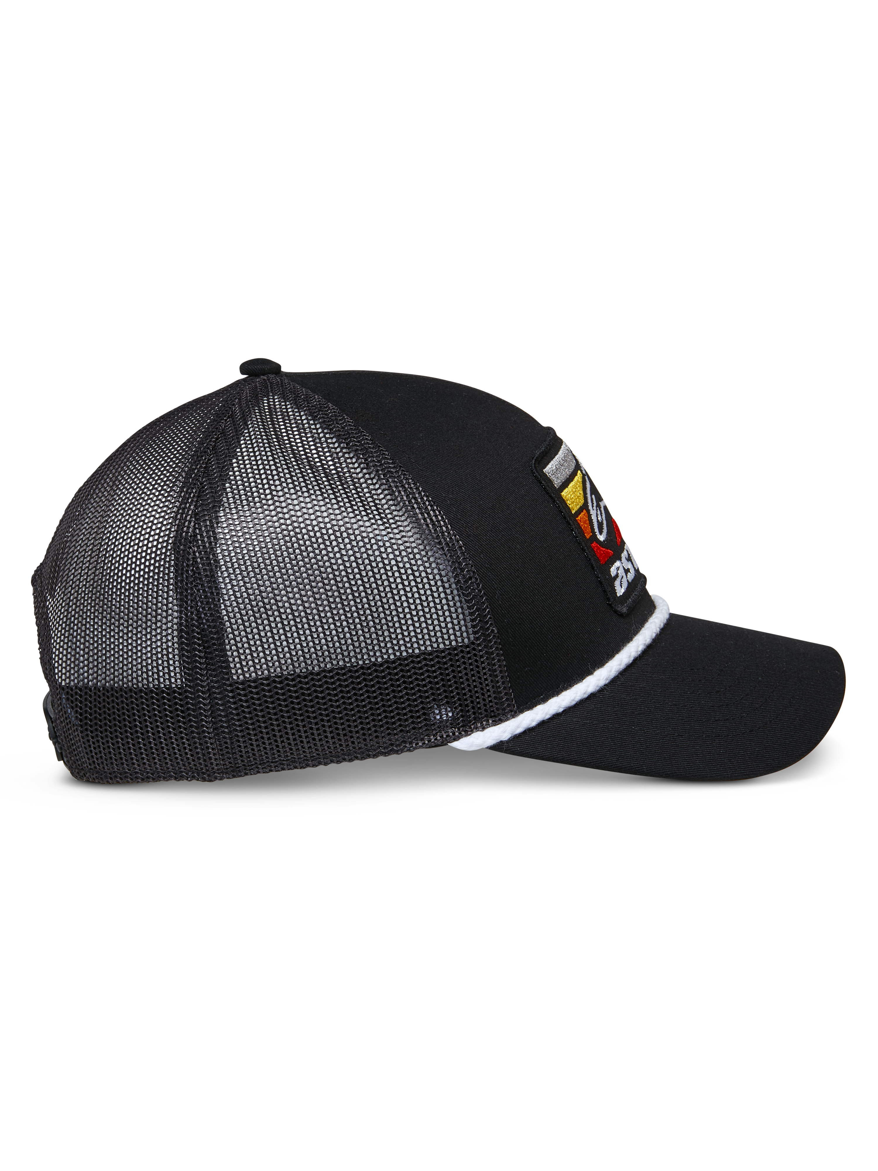 Alpinestars Selica Trucker Mütze, schwarze Trucker Mütze, Seitenansicht mit schwarzen Mesh-Einsätzen, weißer geflochtener Kordel-Verzierung, farbenfrohem besticktem Patch-Logo, gebogener Schirm, lässige Motorsport-Kopfbedeckung